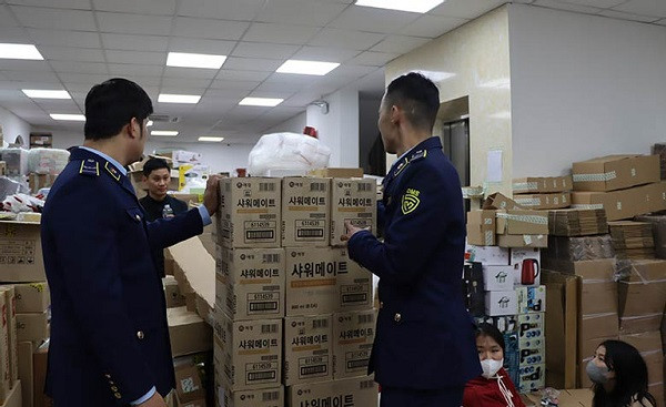 Kho hàng không rõ nguồn gốc của 'hot girl' livestream chốt vài nghìn đơn/ngày - Hình 3 Kho hang khong ro nguon goc cua 'hot girl' livestream chot vai nghin don/ngay-Hinh-3