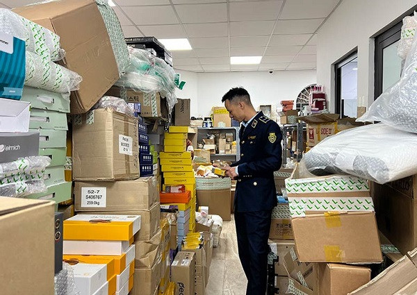 Kho hàng không rõ nguồn gốc của 'hot girl' livestream chốt vài nghìn đơn/ngày - Hình 4 Kho hang khong ro nguon goc cua 'hot girl' livestream chot vai nghin don/ngay-Hinh-4