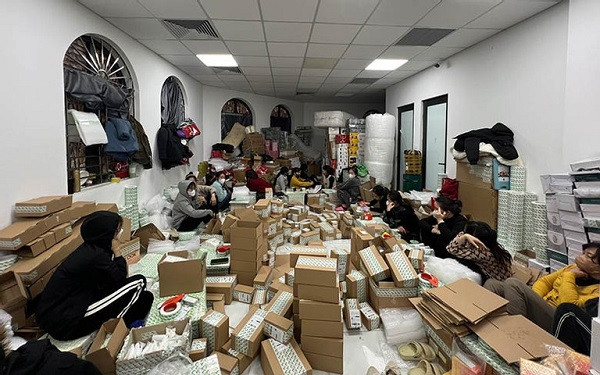 Kho hàng không rõ nguồn gốc của 'hot girl' livestream chốt vài nghìn đơn/ngày - Hình 5 Kho hang khong ro nguon goc cua 'hot girl' livestream chot vai nghin don/ngay-Hinh-5