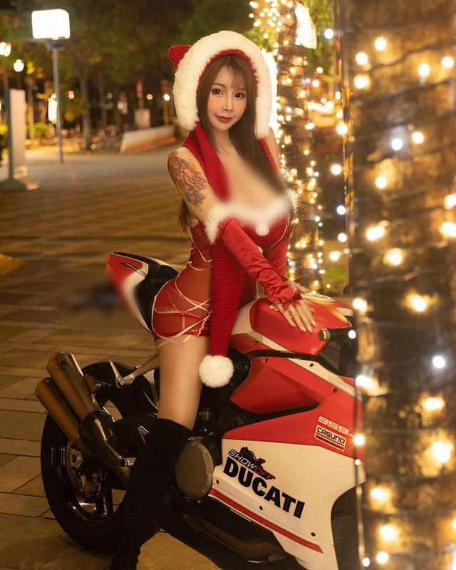 Đa số mọi người đều tán dương nhan sắc quyến rũ của cô nàng và cho rằng Ngải Phi thực sự rất biết cách đón Giáng Sinh.