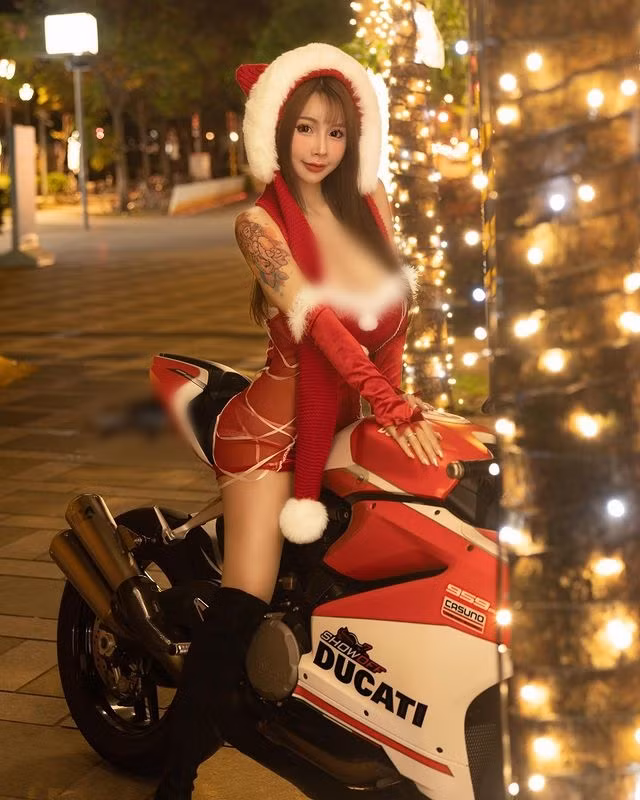 Đa số mọi người đều tán dương nhan sắc quyến rũ của cô nàng và cho rằng Ngải Phi thực sự rất biết cách đón Giáng Sinh.