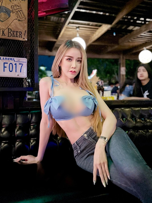 Đa số mọi người cho rằng cô nàng tuy xinh đẹp, gợi cảm nhưng lại ăn mặc quá hở hang, phản cảm.