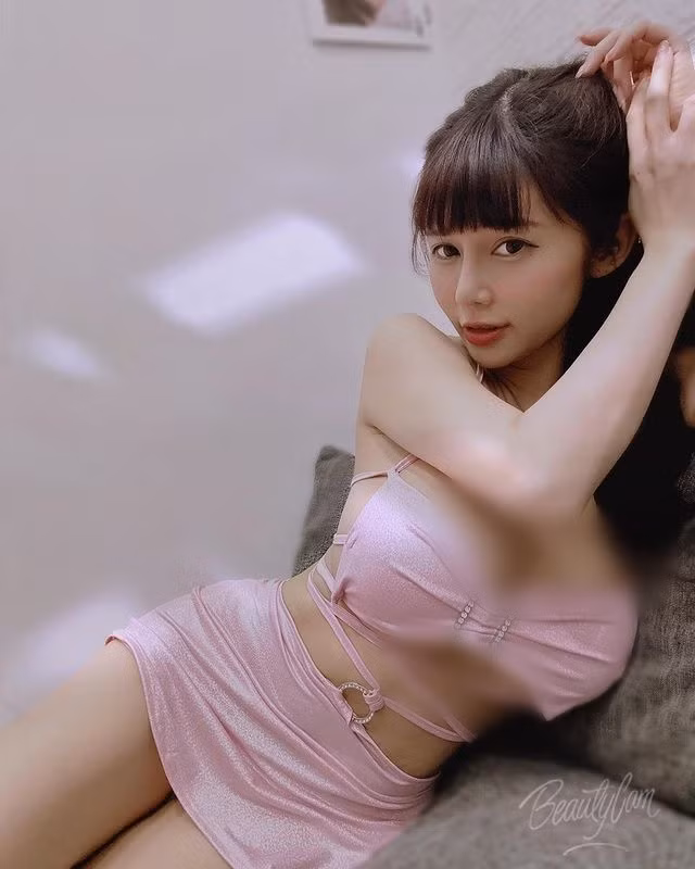 Dạo gần đây, trang cá nhân của cô nàng tràn ngập những trang phục mang sắc hồng với đủ các biến thể khác nhau.