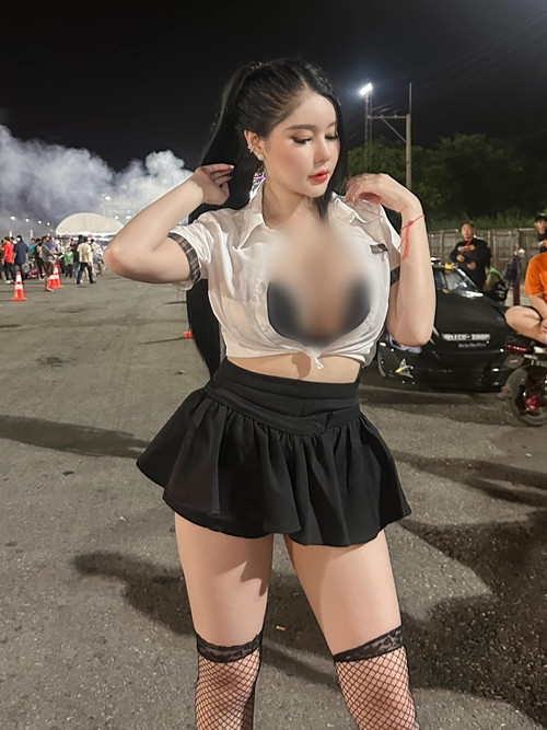 Các fan của Nong Omo cho biết, họ rất mong chờ vào bộ ảnh Giáng Sinh mới của cô nàng.