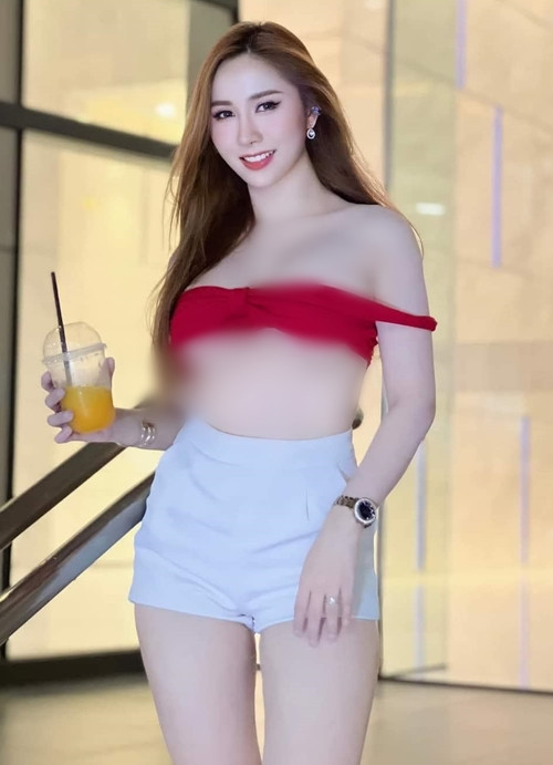 Sở hữu khuôn mặt với đường nét xinh đẹp, thu hút không thua kém gì diễn viên, thế nhưng Nong Omo lại gây chú ý nhờ gu ăn mặc siêu ngắn.