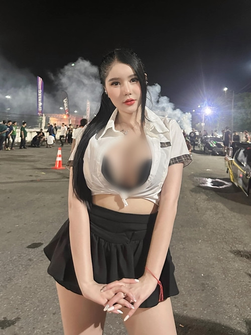 Cô nàng cũng rất chăm chỉ có mặt tại các sự kiện quan trọng để tăng thêm độ nhận diện cho mình.