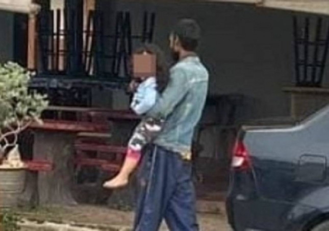 Di an, bo soc vi con bi bat coc giua ban ngay