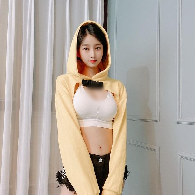 Hiện tại, trang cá nhân của Lee Seo Ah đã có tới 440.000 người hâm mộ, theo dõi, mỗi bức ảnh nhận được hàng chục ngàn, trăm ngàn sự quan tâm, chú ý của mọi người.