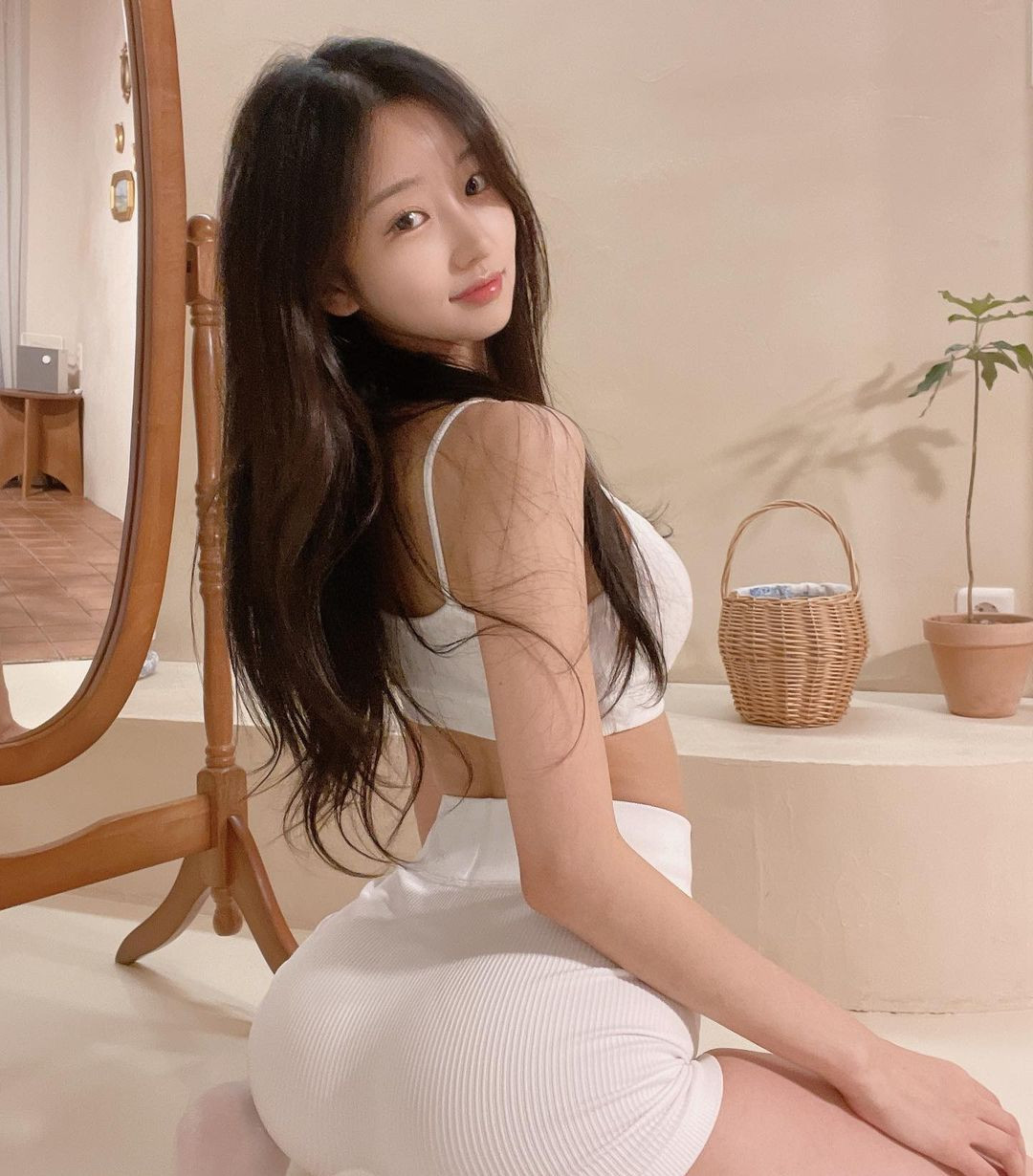 Các fan hâm mộ của Lee Seo Ah hi vọng cô nàng sẽ bớt ăn mặc phản cảm lại để lấy thêm thiện cảm của mọi người.