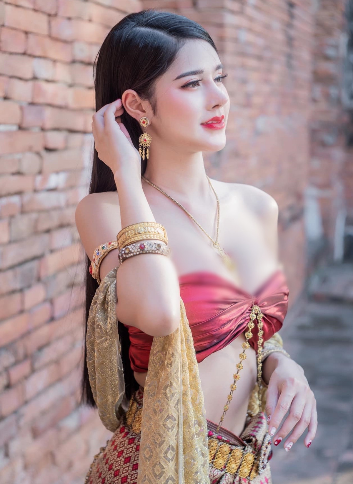 Trước đó, hình ảnh hot girl Aareya Lama trong trang phục truyền thống cách điệu từng nhận được nhiều lời khen.