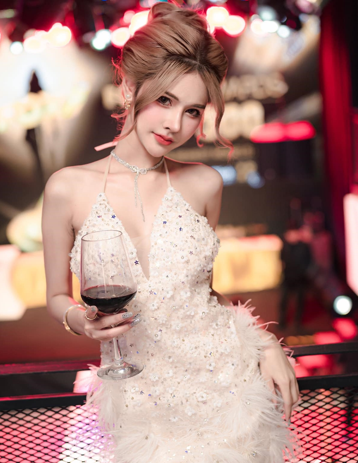 Theo cộng đồng fan hâm mộ của hot girl này, Aareya Laman vốn dĩ đã có khuôn mặt xinh xắn như búp bê và thân hình đẹp mê hoặc.