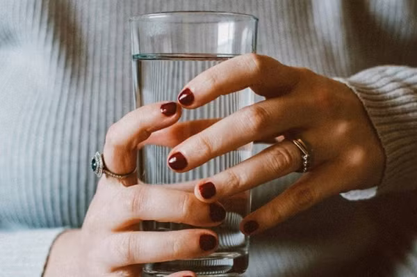 Bac si dan uong nhieu nuoc, benh nhan suyt chet vi dieu nay