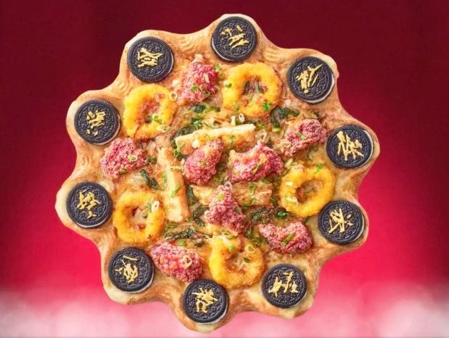 Pizza Hut ở châu Á thường tung ra các hương vị sáng tạo trong những ngày lễ đặc biệt. Trước đó, Đài Loan (Trung Quốc) giới thiệu món "pizza cơm ma và chân gà" vào dịp Halloween, khiến cư dân mạng tranh cãi, cho rằng nó xúc phạm cả hai nền ẩm thực Ý và Đài Loan.
