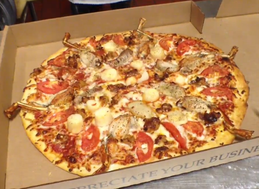 Nhiều người sau khi ăn món pizza thịt rắn xong cho biết, tuy tên gọi món ăn này ghê rợn nhưng thịt rắn lại rất ngon, ăn giống như thịt gà mà còn mềm hơn, ngọt hơn.