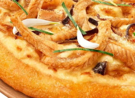 Cụ thể, Pizza Hut Hong Kong hợp tác thương hiệu với "Snake King Fen", một nhà hàng có tuổi đời hàng thế kỷ ở địa phương, và ra mắt món pizza có hương vị thịt rắn.