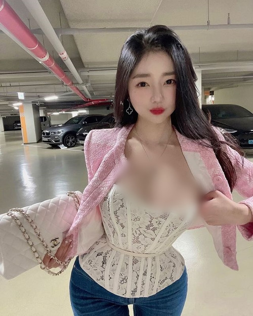 Tuy nhiên, các thiết kế yêu thích nhất của Vi Vi vẫn là những set đồ bó sát, co trên, kéo dưới, phô diễn hoàn toàn vẻ đẹp hình thể của cô nàng.