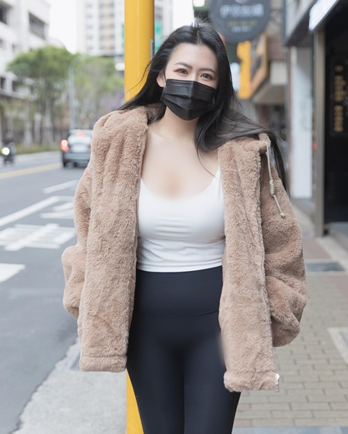 ...nên cô giáo tiếng Anh này bị nhiều người chỉ trích là "hư hỏng", không xứng với hai chữ giáo viên.