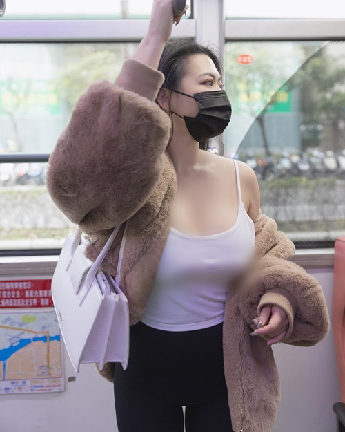 Mặc dù vậy, bất chấp những lời chỉ trích nặng nề, Nghê Na vẫn xuất hiện tại các trung tâm tiếng Anh, làm nghề giáo mà mình yêu thích.