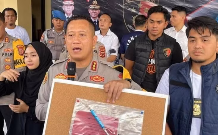 Bi loai khoi nhom chat, nguoi dan ong lam dieu ghe ron voi ban