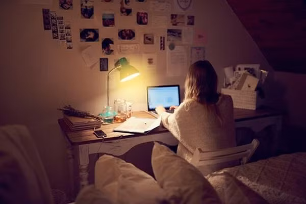 Hen ho ban trai kem 9 tuoi, co gai phat hien dieu ghe ron