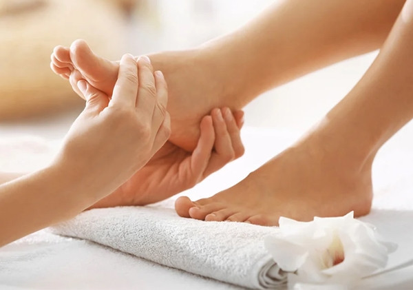 Di massage, co gai tre bi quay roi cong khai gay phan no