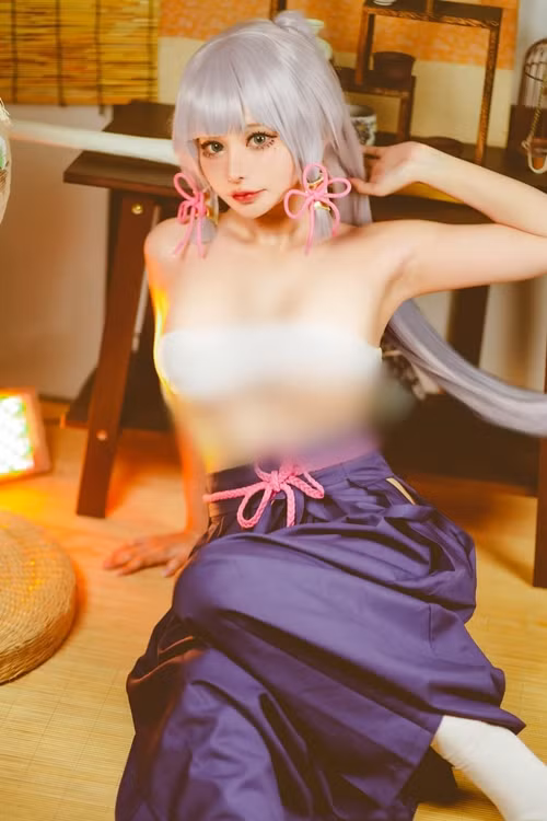 Thêm vào đó, cô nàng có được tiếng là thân thiện, dễ gần, thậm chí cách đây không lâu, cô còn từng lộ ảnh mặt mộc trên Instagram, đường nét trên khuôn mặt thanh tú và làn da khá mịn màng, thu hút người hâm mộ. Họ đều cho rằng dù mặt mộc, Mittrapa Chimklai vẫn xinh đẹp và dễ thương.