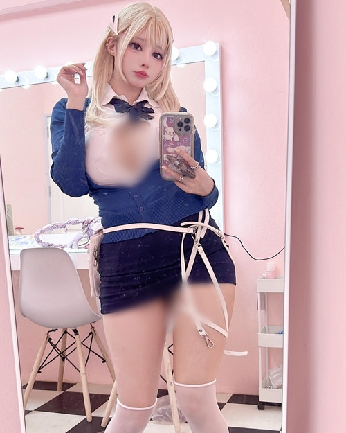 Trong những hình ảnh này, có thể thấy rõ ràng hot girl người Thái Lan cố tình bung cúc áo, để lộ vòng một lấp ló và kéo váy lên cao, khoe dáng dấp gợi cảm.