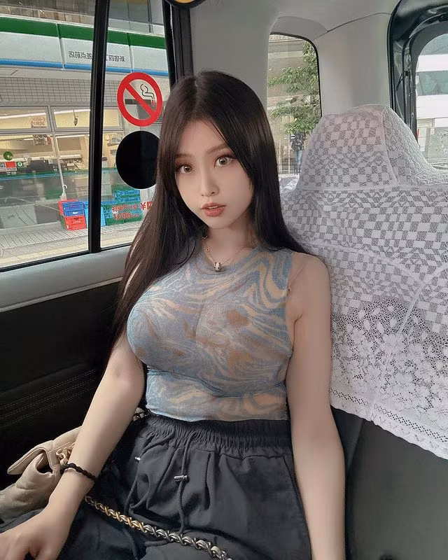Đặc biệt, dù đông hay hè thì hot girl gợi cảm này vẫn cố tình diện trang phục hở triệt để nhằm khoe nội y, khoe vòng 1.