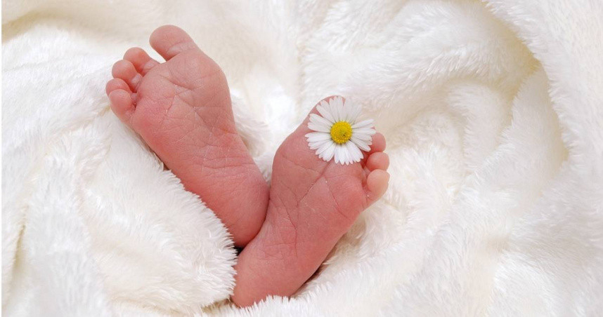 Sinh non 5 thang, nguoi phu nu lam dieu kinh hai voi con