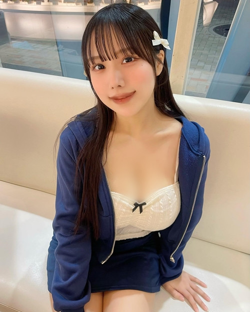 Gần đây, Momoki Towa hợp tác với một tạp chí hàng tuần để chụp ảnh nhưng hiện tại cô chủ yếu cập nhật hình ảnh của mình trên Instagram và TikTok.