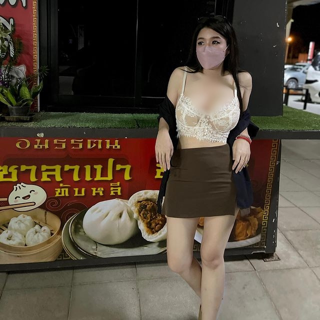 Nổi tiếng với những hình ảnh gợi cảm, nóng bỏng khi làm nông, Niparat Konyai còn được mệnh danh là hot girl nông dân, mỹ nữ làm nông.