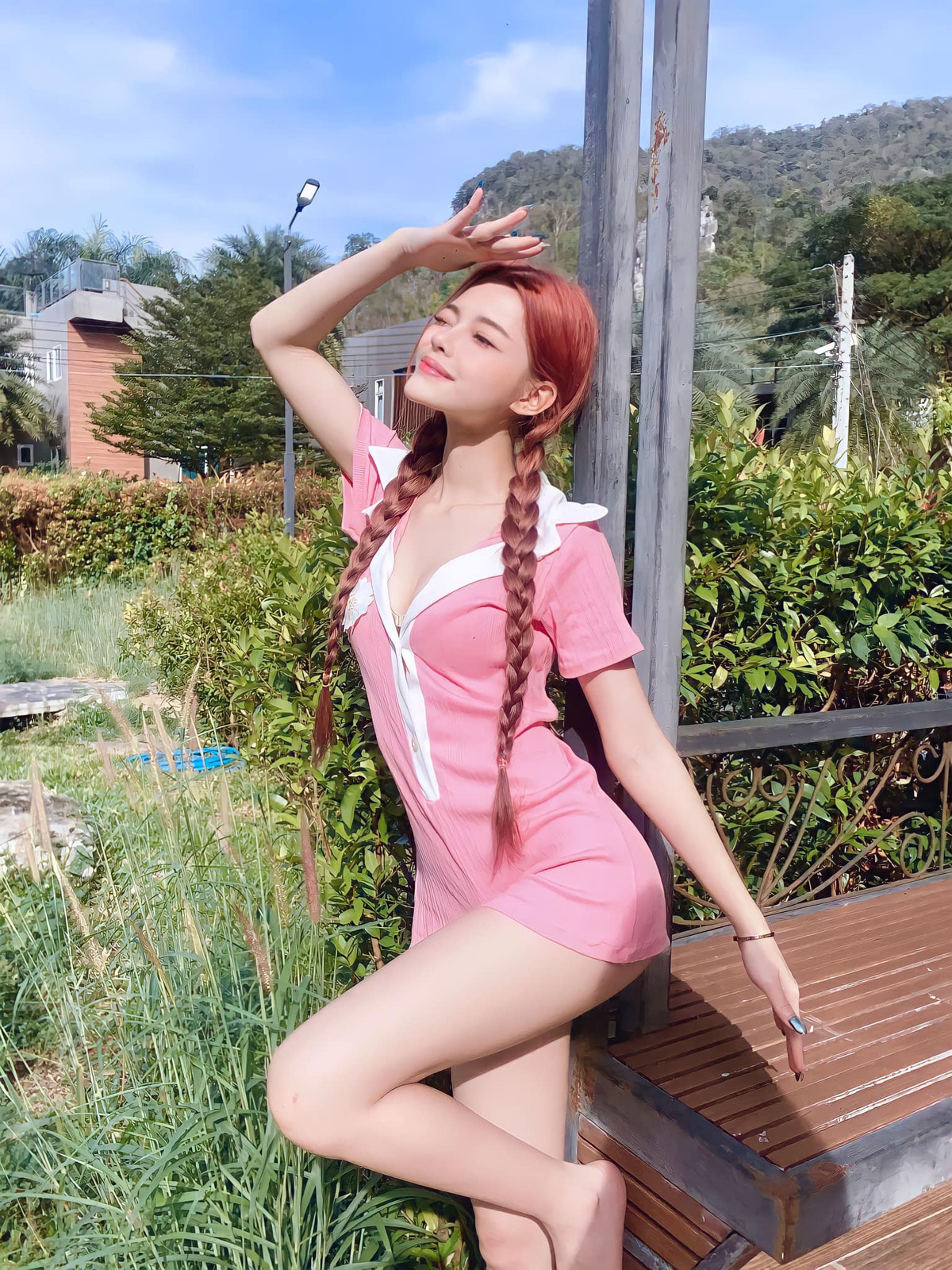 Hiện, Saranya Sonpha đang sống và làm việc tại Bangkok, Thái Lan.