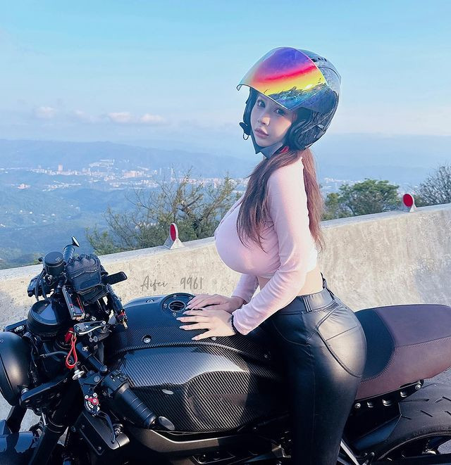 Theo tìm hiểu, Ngải Phi là một trong những hot girl thực sự có niềm đam mê tốc độ và thích cưỡi trên những chiếc mô tô hầm hố chứ không phải chỉ tạo dáng chụp ảnh.