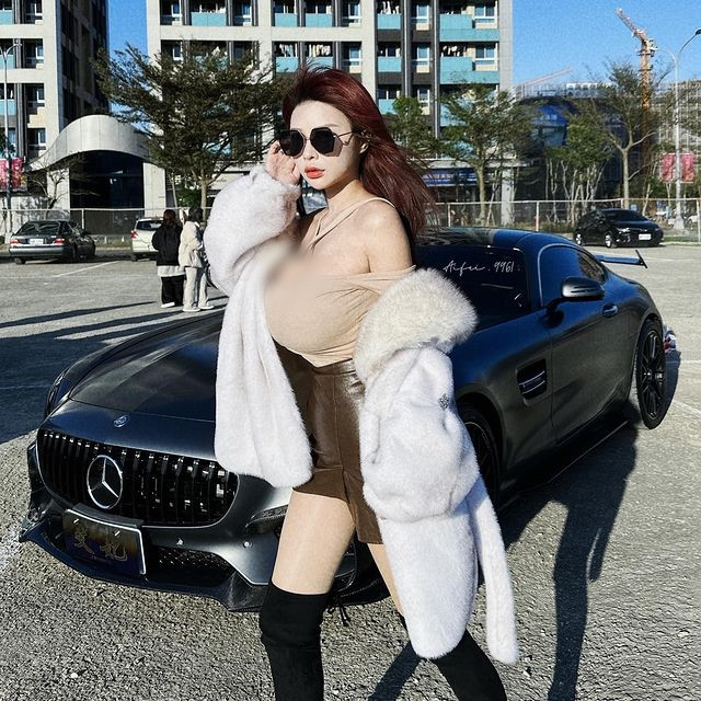 Hiện tại, Ngải Phi là người mẫu trực thuộc công ty người mẫu JKF và luôn đứng trong top những nàng mẫu được yêu thích nhất.