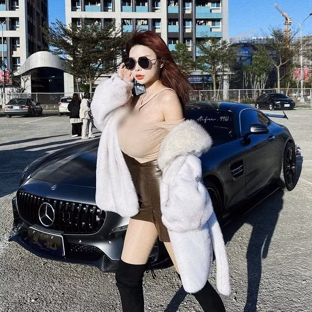 Hiện tại, Ngải Phi là người mẫu trực thuộc công ty người mẫu JKF và luôn đứng trong top những nàng mẫu được yêu thích nhất.