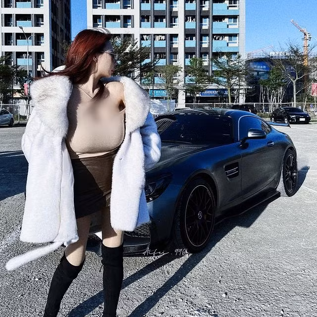 Song, phong cách thời trang của cô nàng thường bị lôi ra bàn tán vì có phần hở hang quá đà, nhiều trang phục mặc cũng như không.