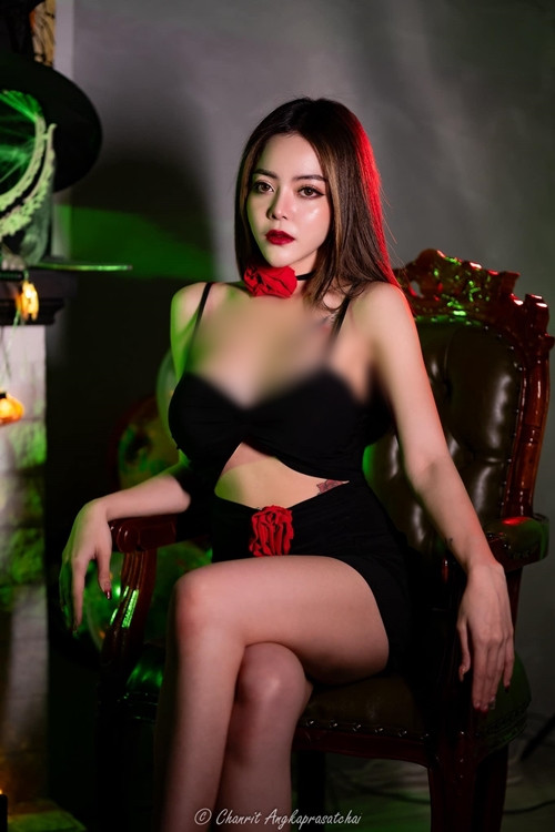 Cô nàng hoạt động như một người mẫu ảnh, một show girl, xuất hiện liên tục tại các sự kiện.
