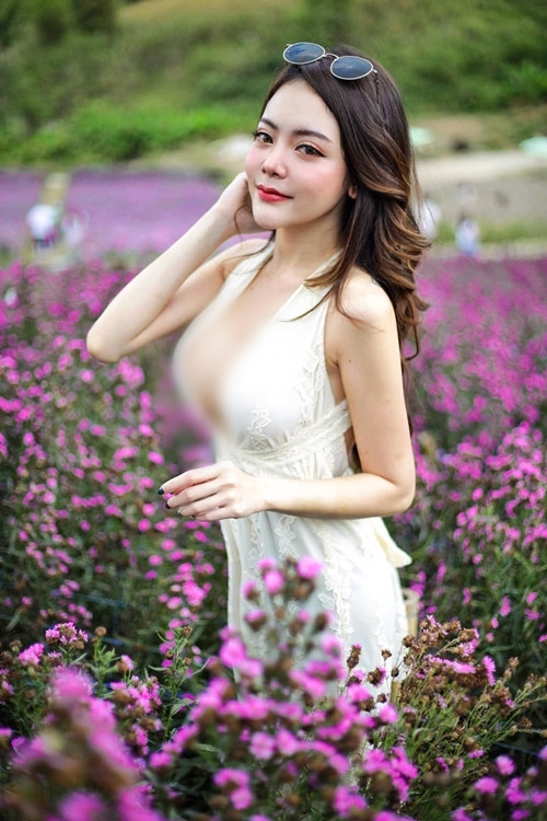 Theo Benchaporn Ma, công việc của cô là một người mẫu ảnh, vì vậy trang phục nào cô cũng có thể mặc lên.