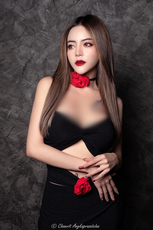 Dù chiều cao của Benchaporn Ma không quá xuất sắc nhưng nhờ khuôn mặt ăn ảnh, dáng vóc chữ S nổi bật, hot girl vẫn được chú ý.