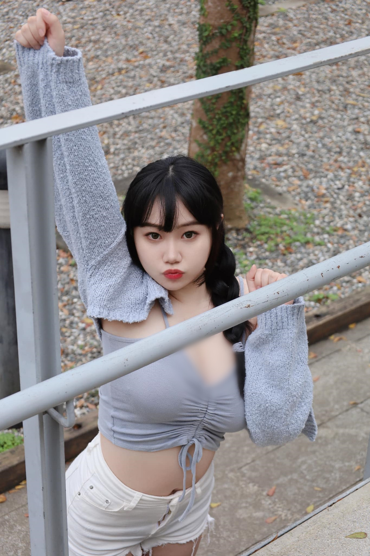  Phong cách thời trang của Vĩnh Hàm Hoàng cũng theo hướng trưởng thành, quyến rũ.