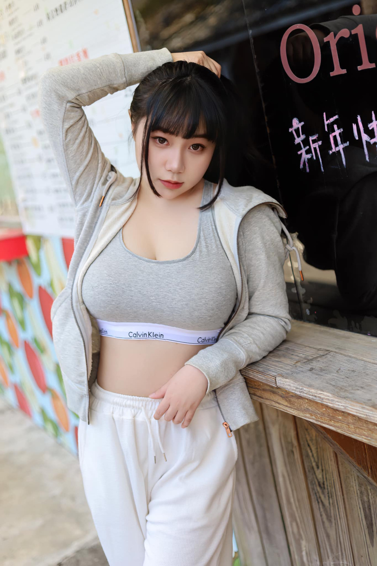 Cô nàng không ngại diện những set đồ ngắn, hở, thậm chí có thể thoải mái diện nội y thể thao đi chơi, dạo phố, mua sắm và ăn uống.