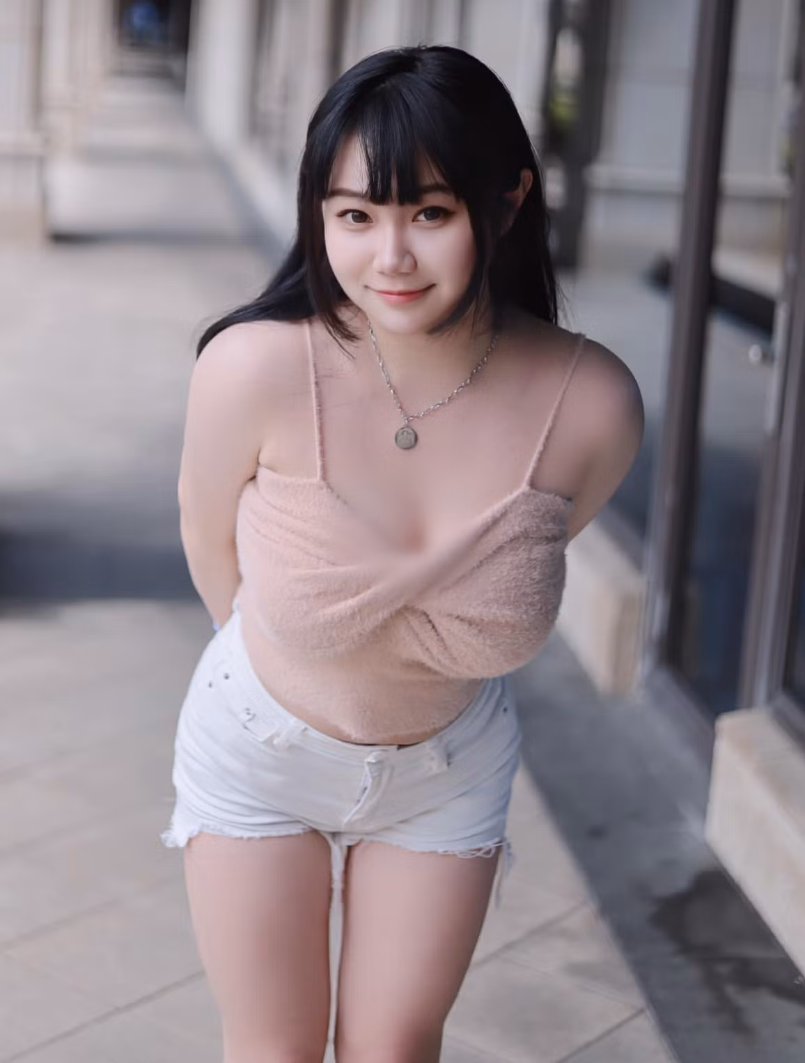 Đặc biệt, Vĩnh Hàm Hoàng rất biết cách ăn mặc để tôn lên những đường cong mê người của mình.