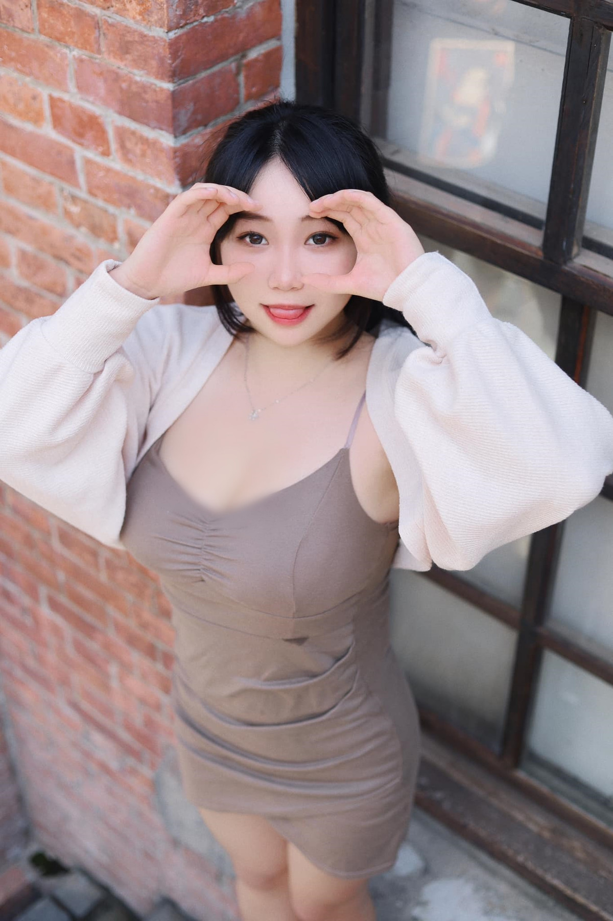 Được biết, hiện tại Vĩnh Hàm Hoàng đang theo con đường làm mẫu ảnh.