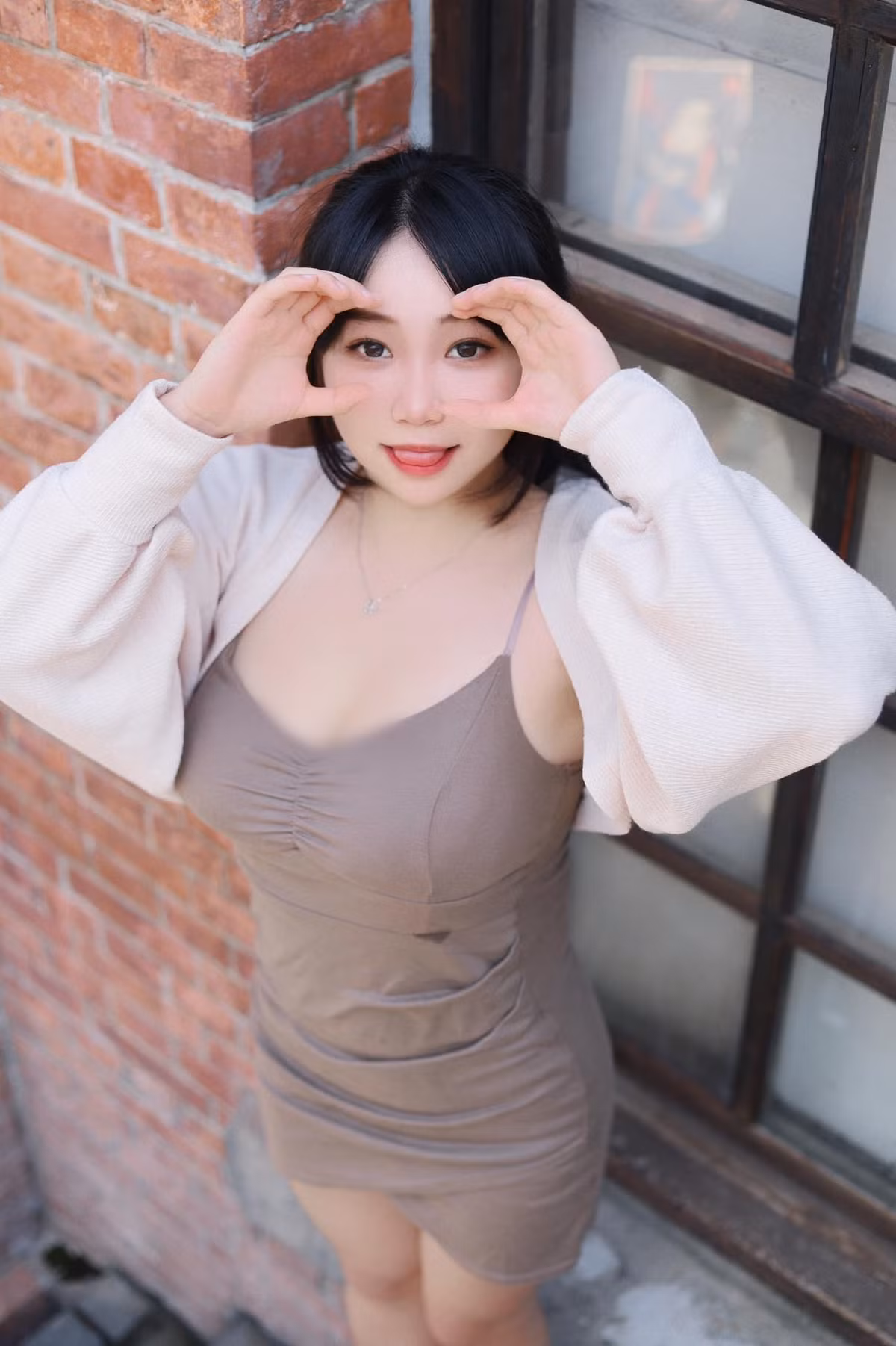 Được biết, hiện tại Vĩnh Hàm Hoàng đang theo con đường làm mẫu ảnh.