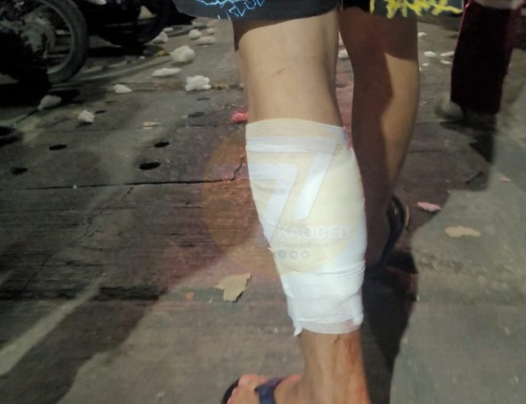 Khi lực lượng cứu hộ đến hiện trường, họ phát hiện xác một con trăn dài 4m nằm trên mặt đất, chân người đàn ông bị thương cũng được nhân viên y tế tạm thời băng bó lại.