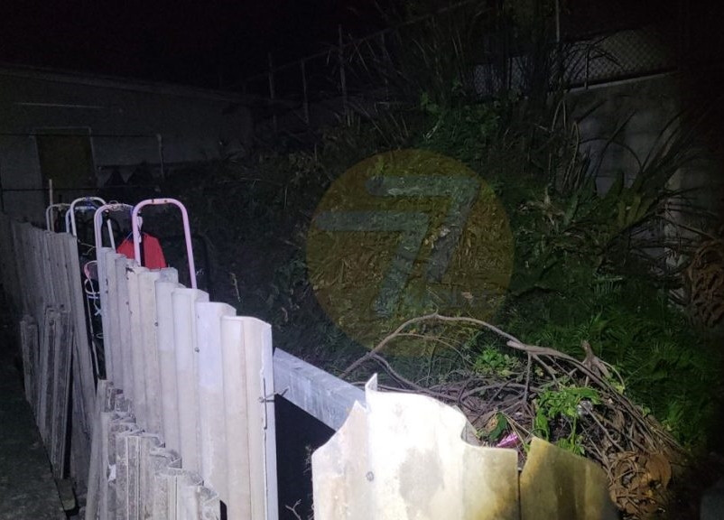 Vì không chịu đi vào nhà vệ sinh một cách đàng hoàng, lại đi tiểu bậy ở hàng rào nhà hàng xóm, người đàn ông không ngờ mình phải trả giá đắt.