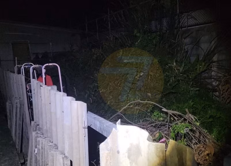 Vì không chịu đi vào nhà vệ sinh một cách đàng hoàng, lại đi tiểu bậy ở hàng rào nhà hàng xóm, người đàn ông không ngờ mình phải trả giá đắt.