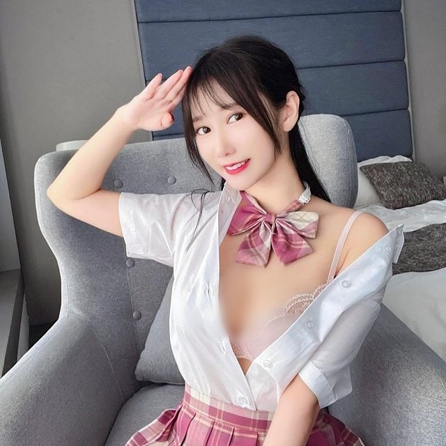 Tuy vậy, cô nàng cũng từng khá tai tiếng khi cố tình diện những bộ đồ hở hang, thiếu vải.