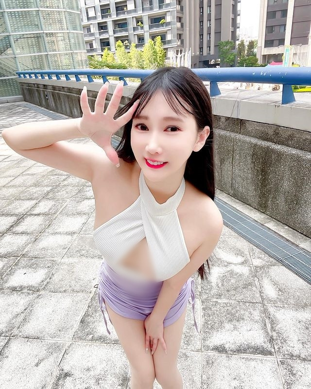 Theo tìm hiểu, hot girl Hựu Hựu tên thật là Hoàng Ngọc Văn, là một trong những mẫu nữ khá nổi tiếng trực thuộc công ty JFK chi nhánh Đài Loan.