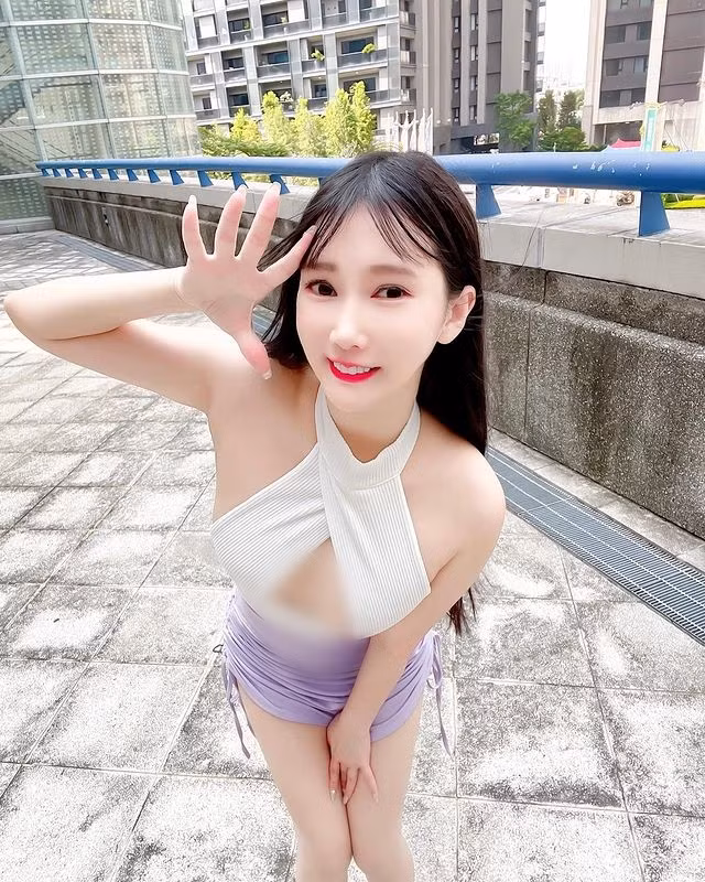 Theo tìm hiểu, hot girl Hựu Hựu tên thật là Hoàng Ngọc Văn, là một trong những mẫu nữ khá nổi tiếng trực thuộc công ty JFK chi nhánh Đài Loan.